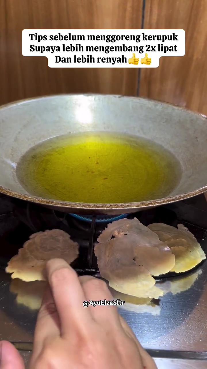 Bukan dijemur seharian, wanita ini bagikan cara goreng kerupuk agar mengembang 2 kali lipat