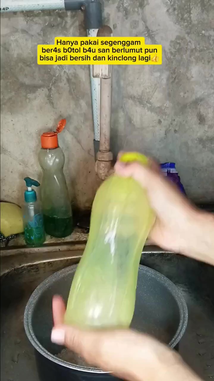 Jangan biarkan botol minum bau dan berlumut! Bersihkan pakai cara ini biar kesat meski tanpa sikat 