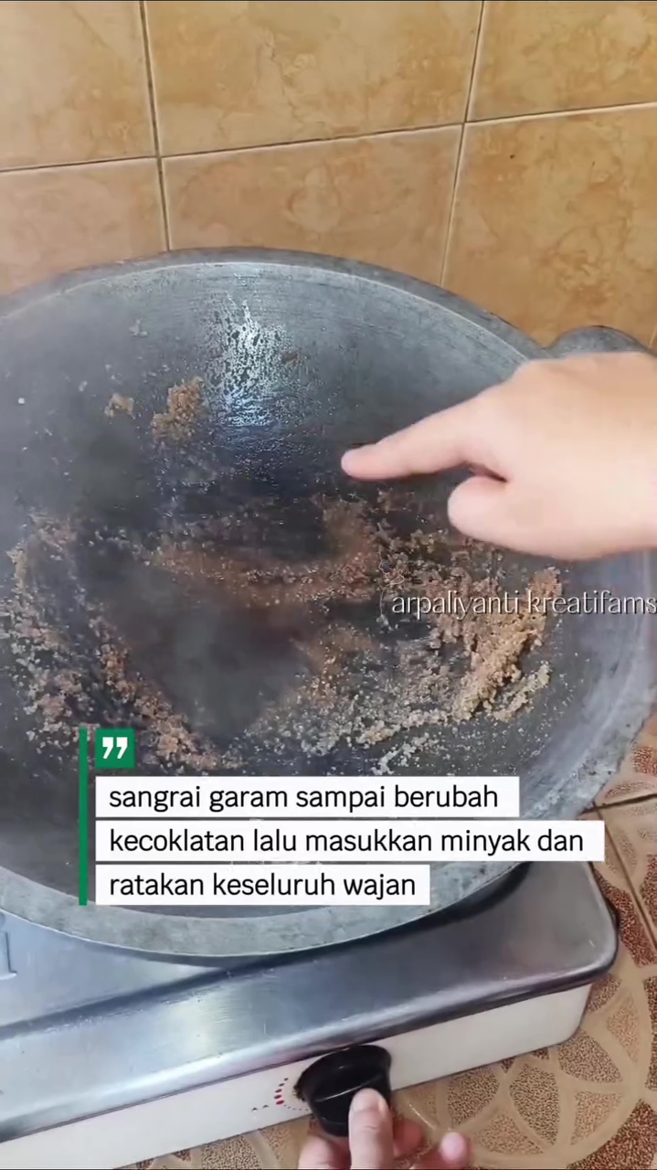 Cara baru seasoning wajan jadul biar antilengket, cuma butuh minyak goreng dan 1 bahan dapur ini