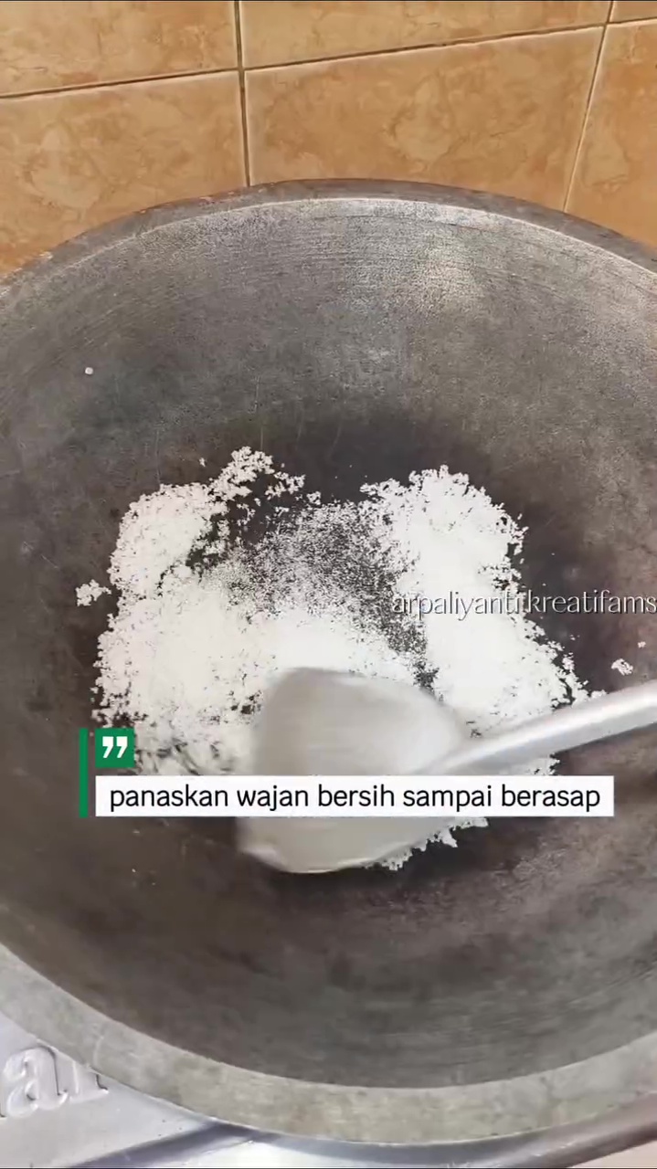 Cara baru seasoning wajan jadul biar antilengket, cuma butuh minyak goreng dan 1 bahan dapur ini