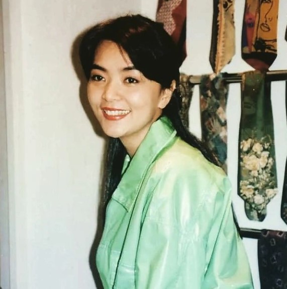 Pesonanya bikin Andy Lau klepek-klepek, 11 potret lawas Idy Chan Bibi Lung yang legendaris