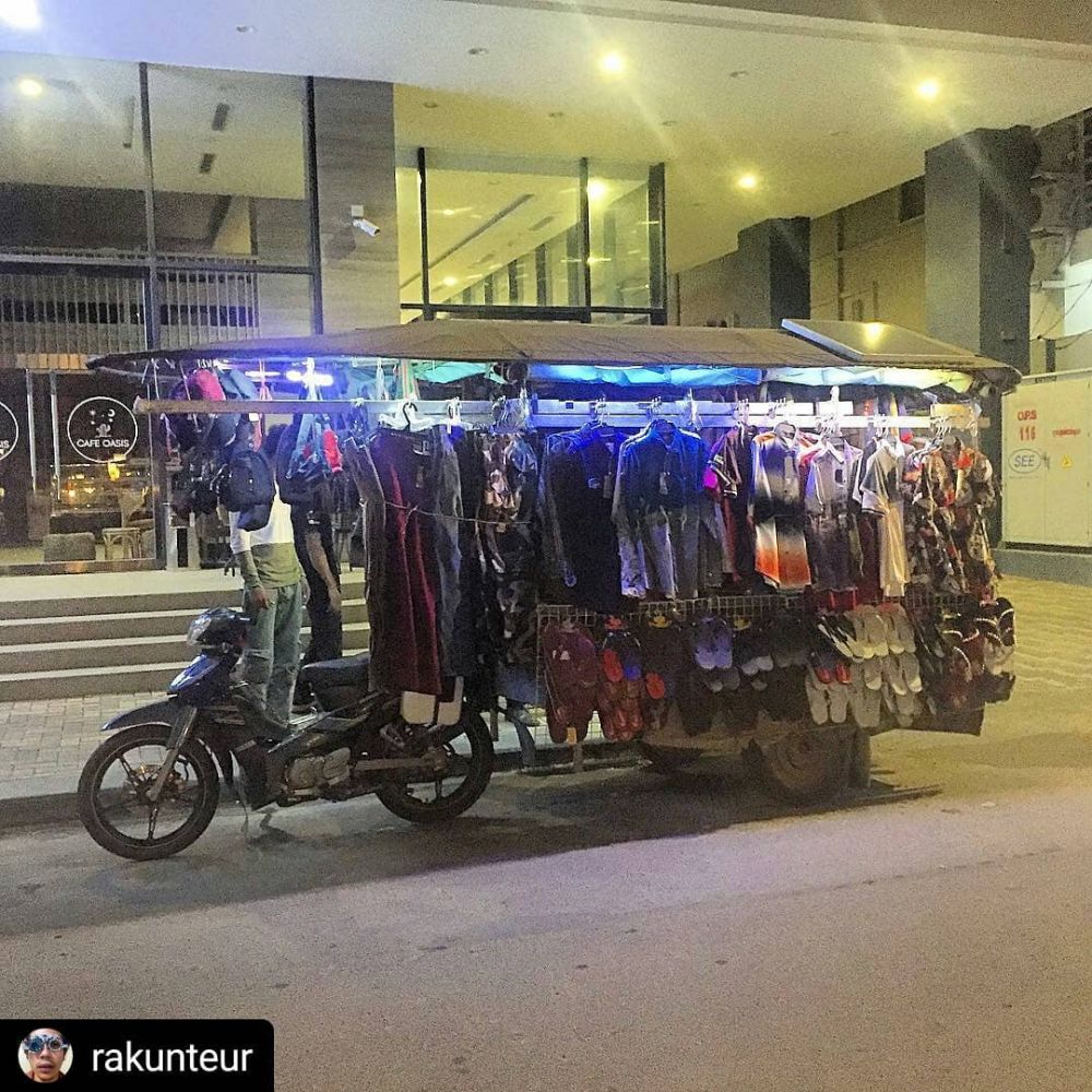 17 Aksi kocak pedagang ini kreatif banget, akalnya bikin nyengir sampai nggak habis pikir