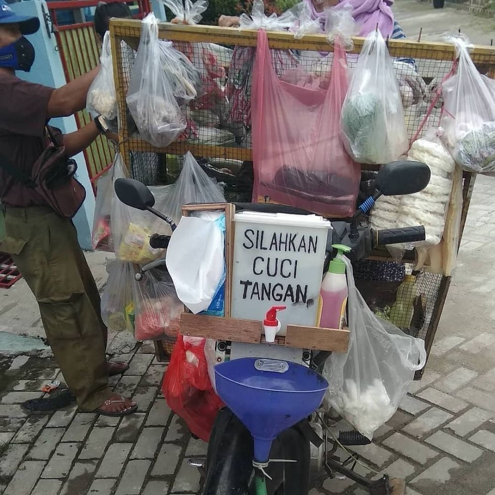 17 Aksi kocak pedagang ini kreatif banget, akalnya bikin nyengir sampai nggak habis pikir