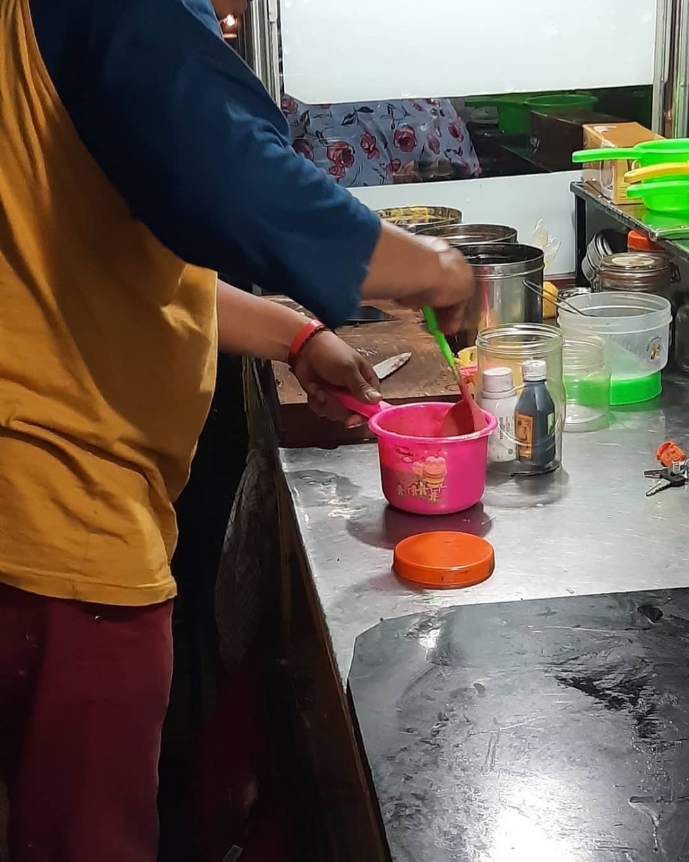 17 Aksi kocak pedagang ini kreatif banget, akalnya bikin nyengir sampai nggak habis pikir