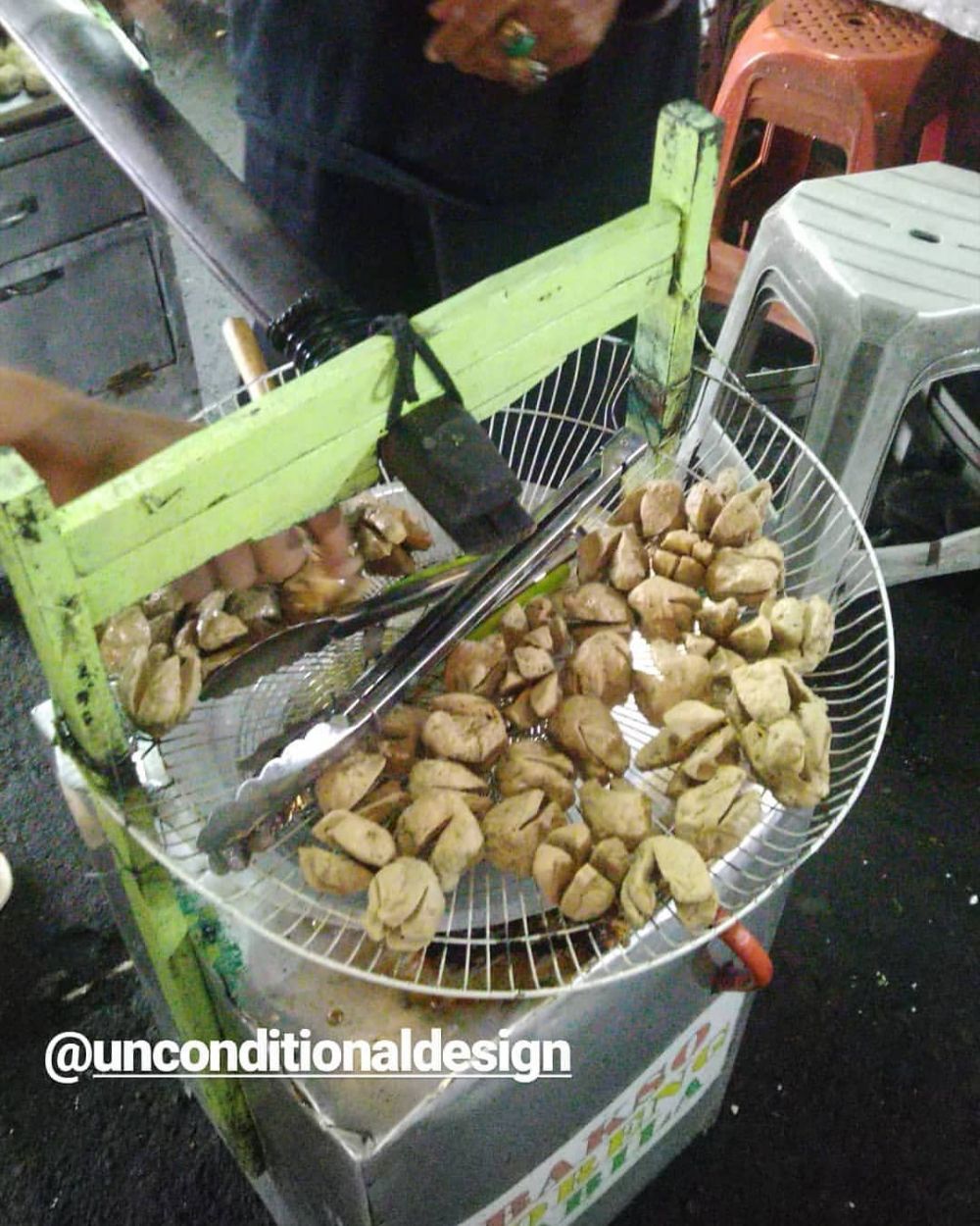 17 Aksi kocak pedagang ini kreatif banget, akalnya bikin nyengir sampai nggak habis pikir