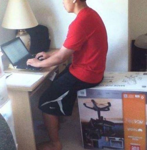 Kepepet tapi kreatif, 11 potret pengganti meja kerja ini bikin geleng-geleng kepala