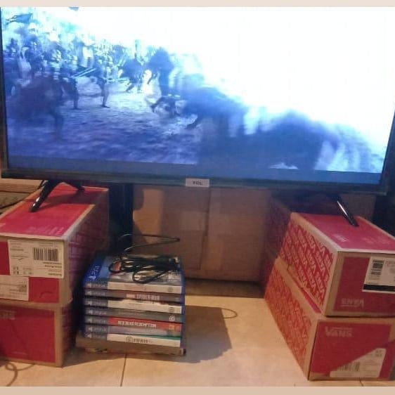 Kepepet tapi kreatif, 11 potret pengganti meja kerja ini bikin geleng-geleng kepala