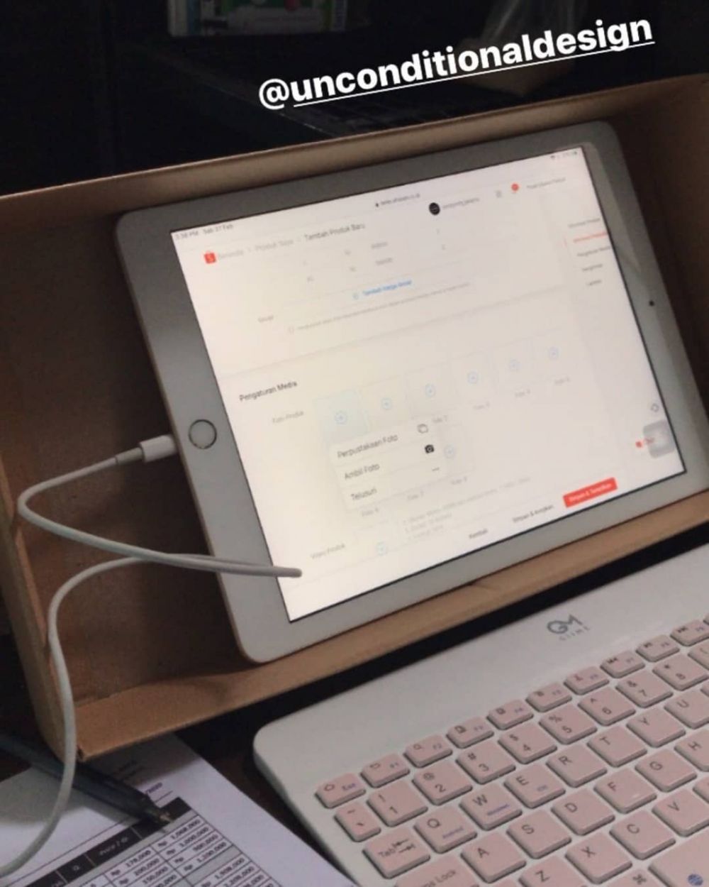 Kepepet tapi kreatif, 11 potret pengganti meja kerja ini bikin geleng-geleng kepala