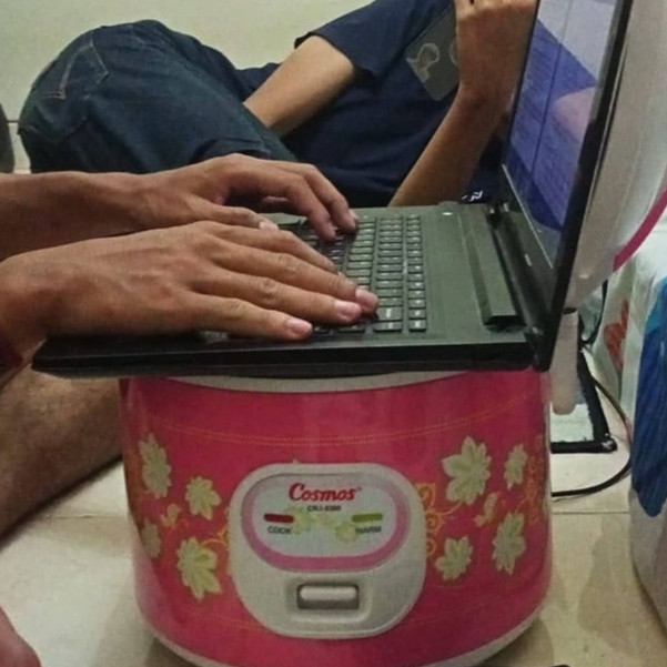 Kepepet tapi kreatif, 11 potret pengganti meja kerja ini bikin geleng-geleng kepala