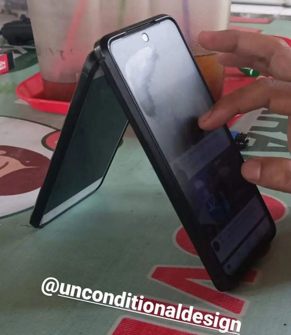 15 Life hack nyeleneh buat nonton di hp, solusi antipegal buat para pecinta rebahan