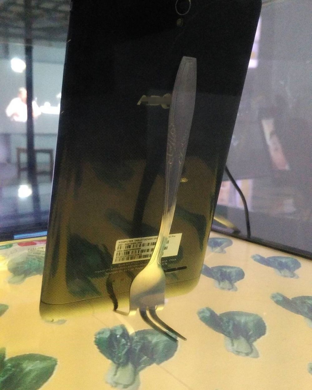 15 Life hack nyeleneh buat nonton di hp, solusi antipegal buat para pecinta rebahan