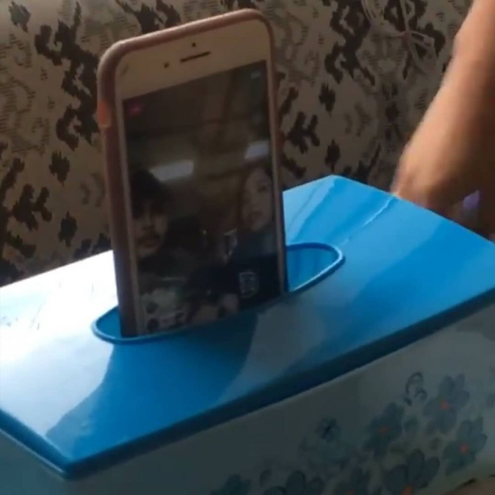 15 Life hack nyeleneh buat nonton di hp, solusi antipegal buat para pecinta rebahan