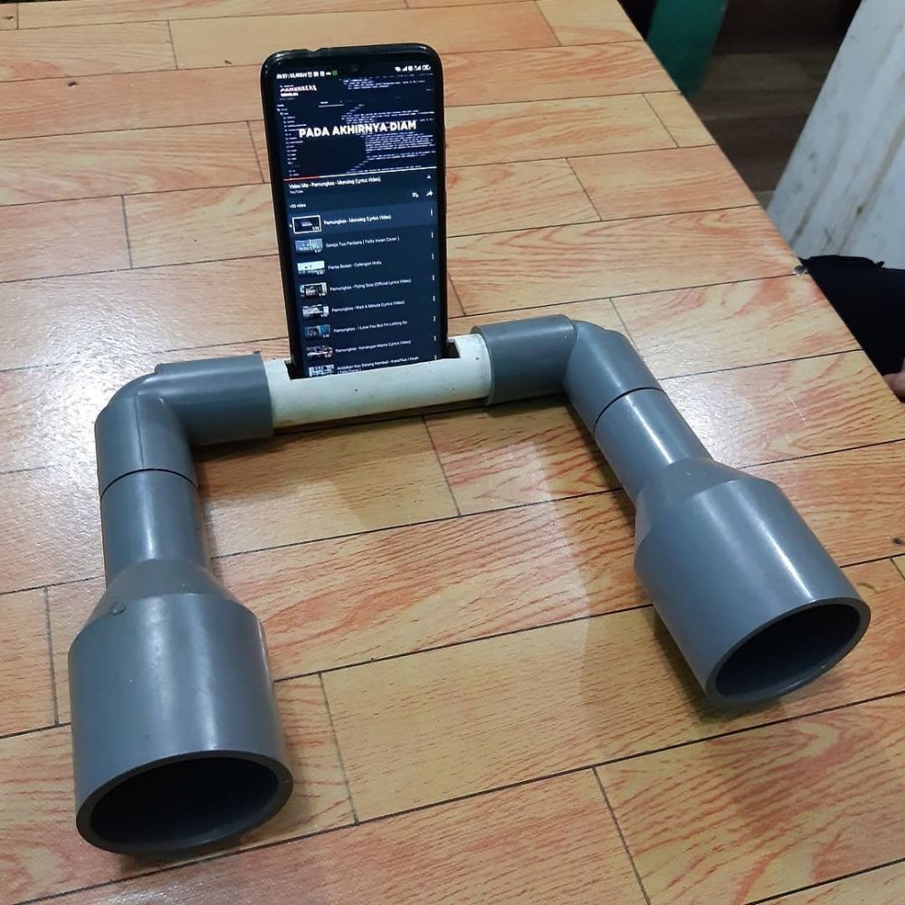 15 Life hack nyeleneh buat nonton di hp, solusi antipegal buat para pecinta rebahan