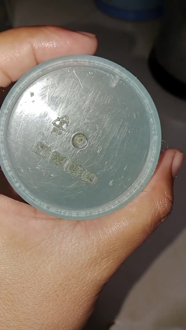 Cara mudah menghilangkan bekas lem stiker di gelas plastik, cuma butuh 1 bahan dapur ini