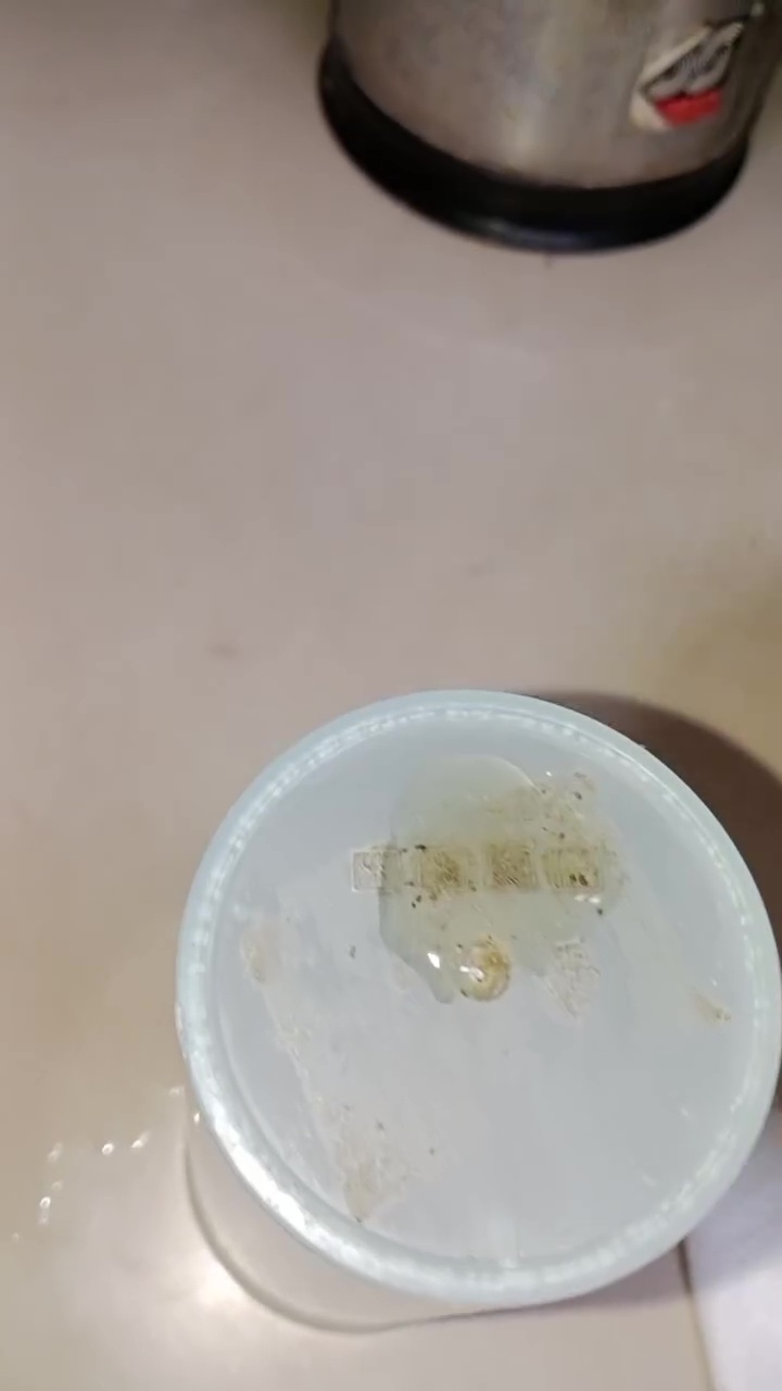 Cara mudah menghilangkan bekas lem stiker di gelas plastik, cuma butuh 1 bahan dapur ini