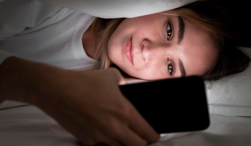 100 Kata-kata romantis singkat untuk dikirim ke doi sebelum tidur, bikin dia senyum-senyum sendiri