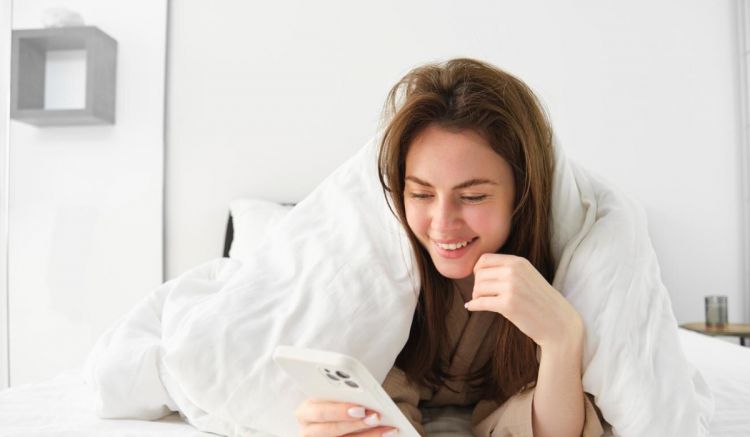 100 Kata-kata romantis singkat untuk dikirim ke doi sebelum tidur, bikin dia senyum-senyum sendiri