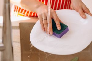 Bisa jadi sarang jamur, dokter ini bagikan trik aman pakai spons cuci piring agar bebas kontaminasi