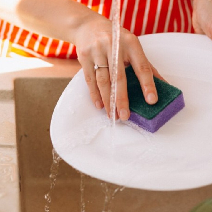 Bisa jadi sarang jamur, dokter ini bagikan trik aman pakai spons cuci piring agar bebas kontaminasi