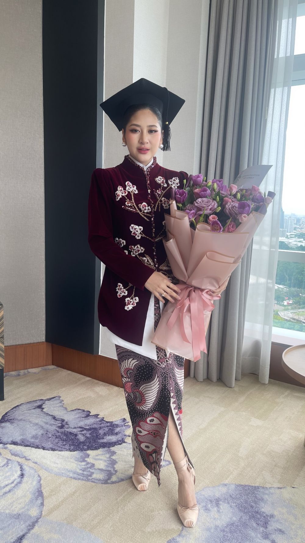 9 Potret Cica Andjani wisuda S1 di LSPR, tampil mesra dengan Ricky Subagja meski terpaut 26 tahun