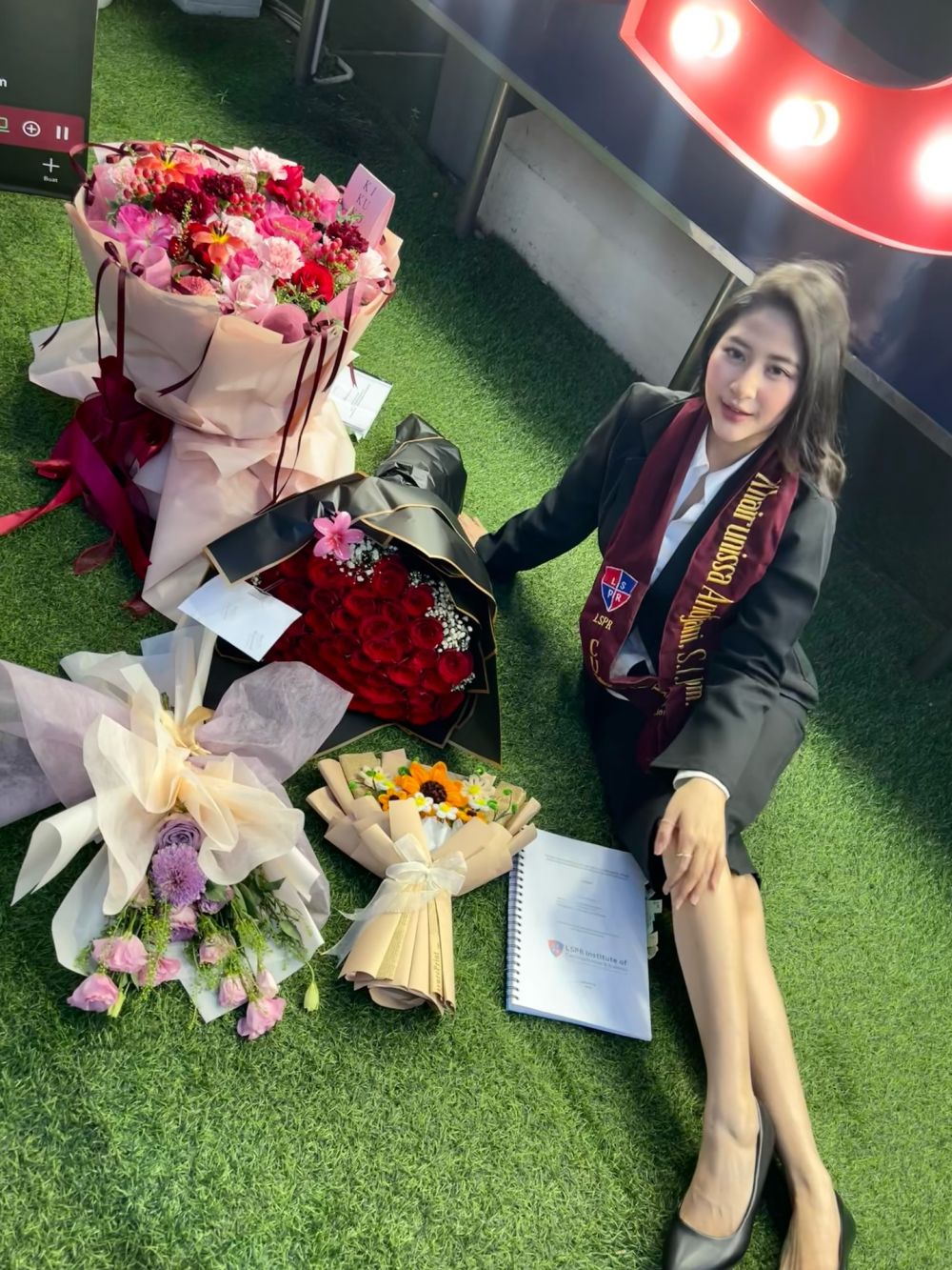 9 Potret Cica Andjani wisuda S1 di LSPR, tampil mesra dengan Ricky Subagja meski terpaut 26 tahun