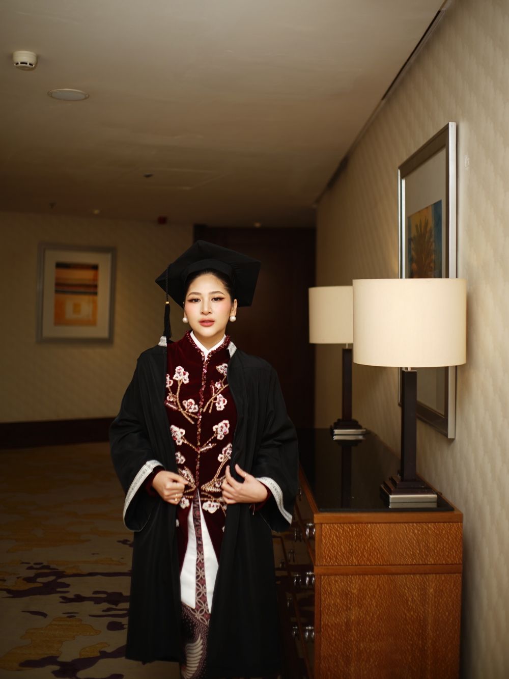 9 Potret Cica Andjani wisuda S1 di LSPR, tampil mesra dengan Ricky Subagja meski terpaut 26 tahun