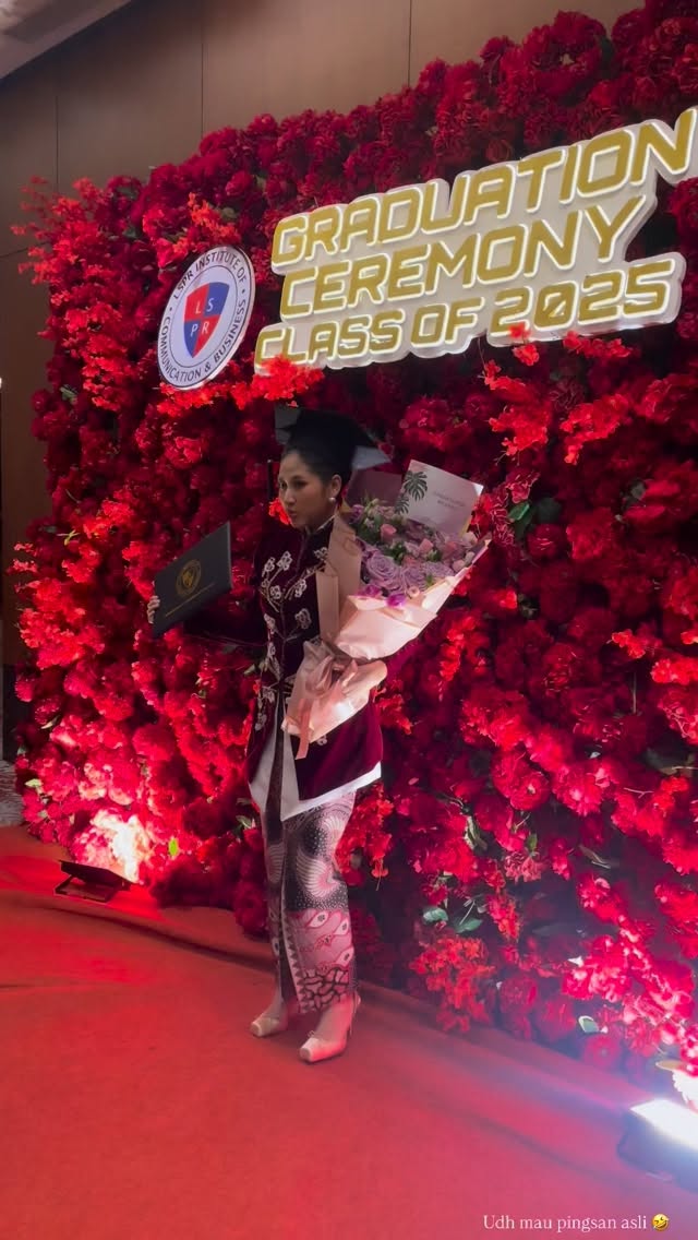 9 Potret Cica Andjani wisuda S1 di LSPR, tampil mesra dengan Ricky Subagja meski terpaut 26 tahun