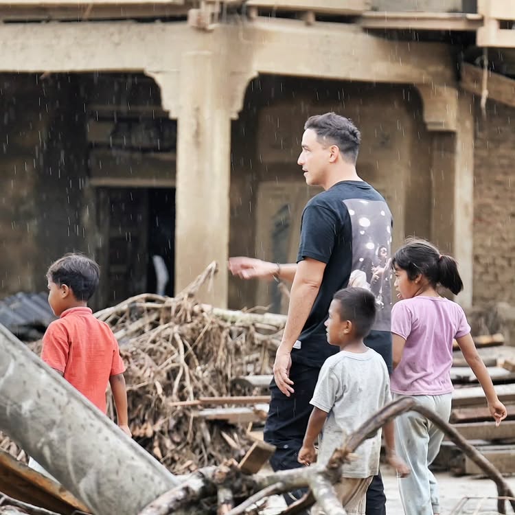 9 Potret Hamish Daud datangi korban bencana Aceh di tengah putusan cerai dengan Raisa, hibur anak-anak