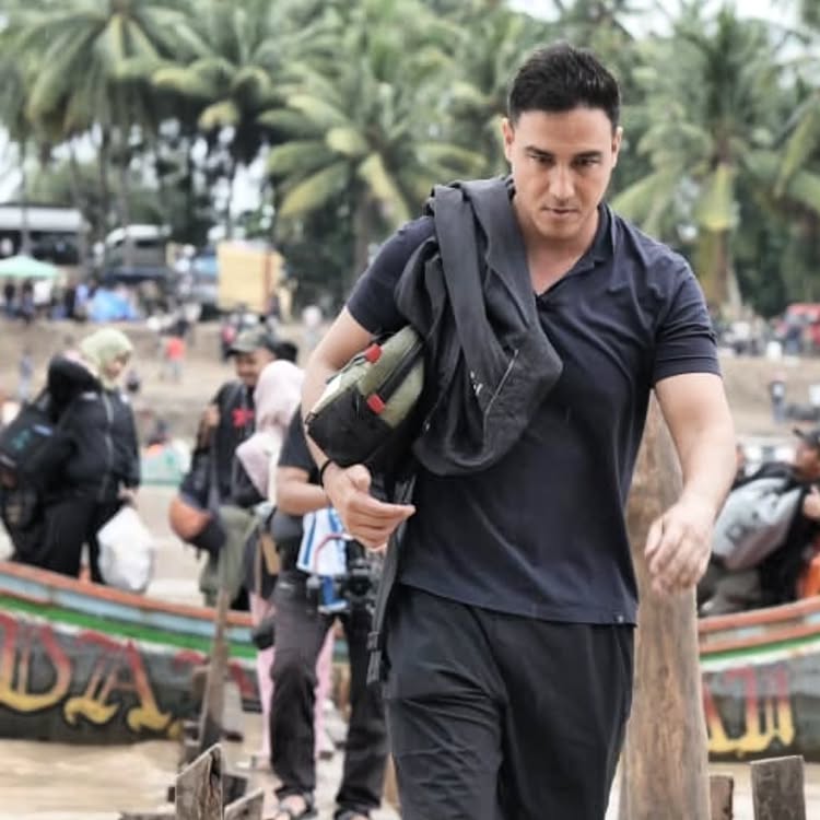 9 Potret Hamish Daud datangi korban bencana Aceh di tengah putusan cerai dengan Raisa, hibur anak-anak