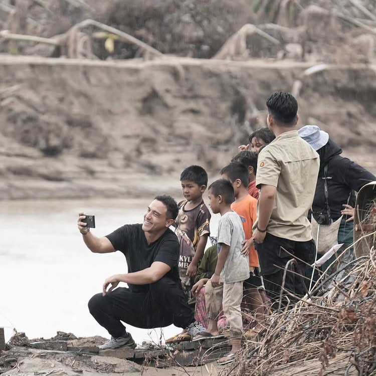 9 Potret Hamish Daud datangi korban bencana Aceh di tengah putusan cerai dengan Raisa, hibur anak-anak
