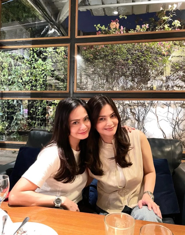 Sering dipuji kembar, 9 potret kebersamaan Cut Tari dan Ersa Mayori ini bikin susah dibedain