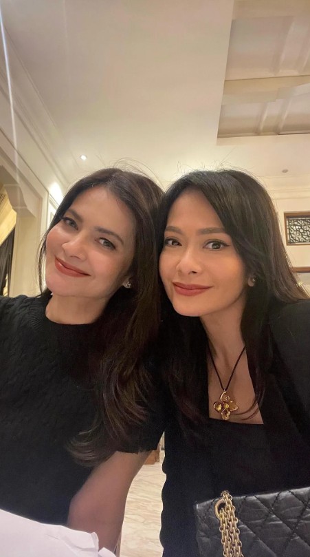 Sering dipuji kembar, 9 potret kebersamaan Cut Tari dan Ersa Mayori ini bikin susah dibedain