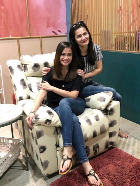 Sering dipuji kembar, 9 potret kebersamaan Cut Tari dan Ersa Mayori ini bikin susah dibedain