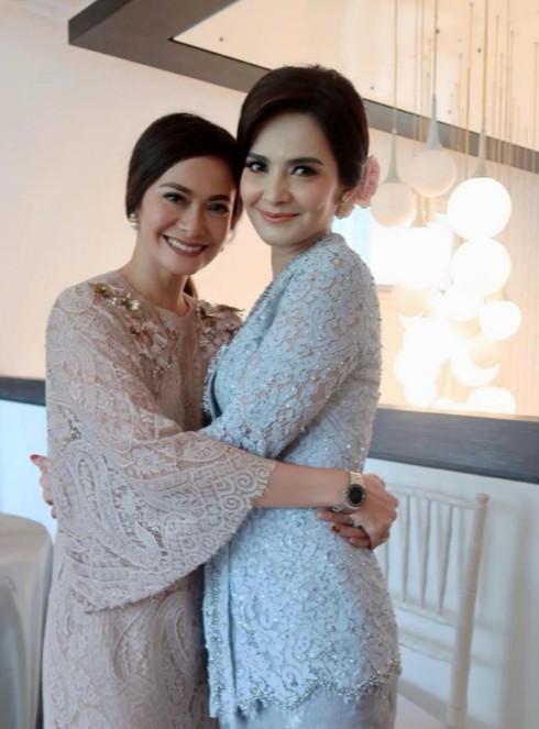 Sering dipuji kembar, 9 potret kebersamaan Cut Tari dan Ersa Mayori ini bikin susah dibedain