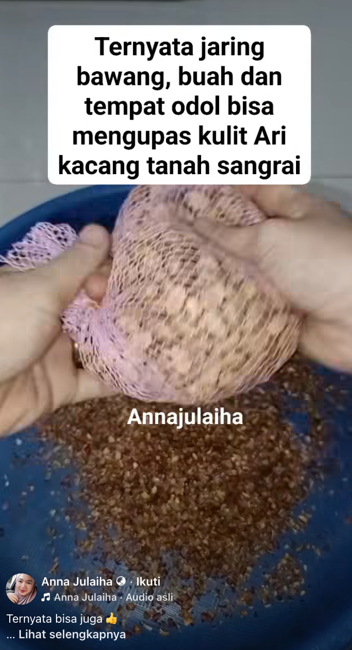 Cara cepat mengupas kulit ari kacang tanah sangrai pakai jaring buah, tangan nggak pegal