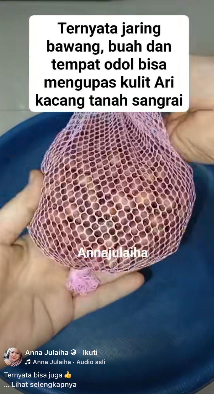 Cara cepat mengupas kulit ari kacang tanah sangrai pakai jaring buah, tangan nggak pegal