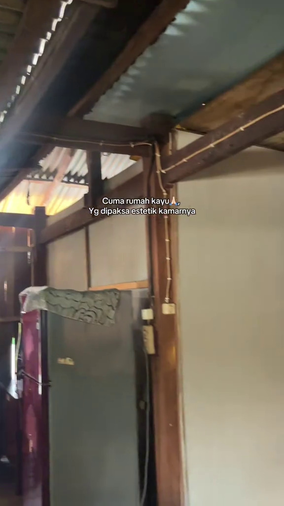 Dari luar cuma tampak rumah papan, 7 potret desain kamar ini ternyata estetik, dipuji mewah