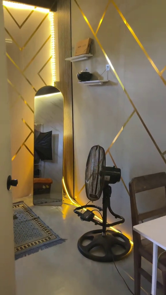 Dari luar cuma tampak rumah papan, 7 potret desain kamar ini ternyata estetik, dipuji mewah