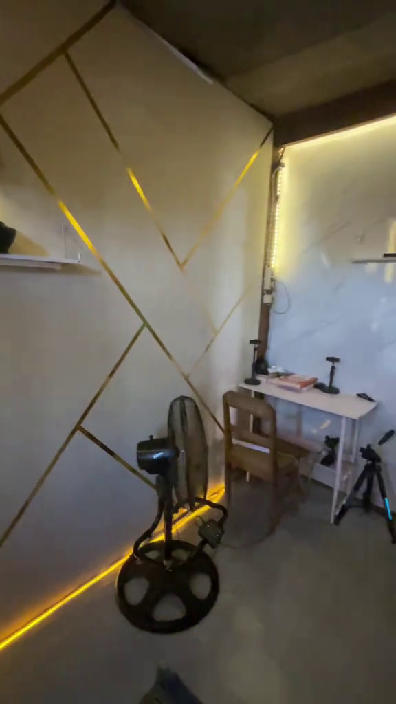 Dari luar cuma tampak rumah papan, 7 potret desain kamar ini ternyata estetik, dipuji mewah