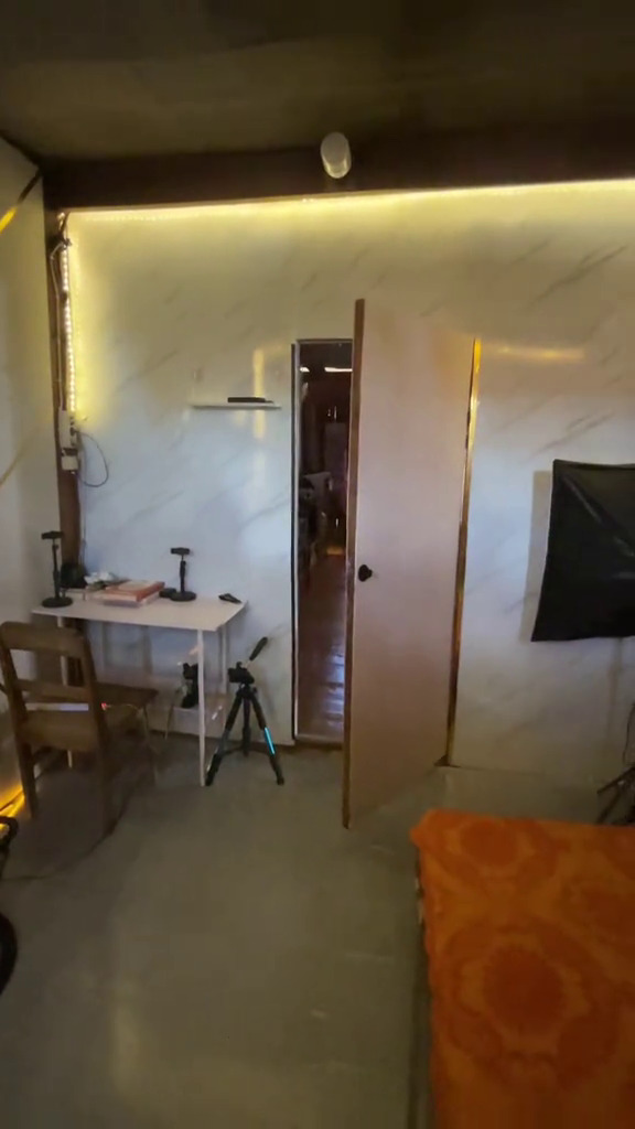 Dari luar cuma tampak rumah papan, 7 potret desain kamar ini ternyata estetik, dipuji mewah