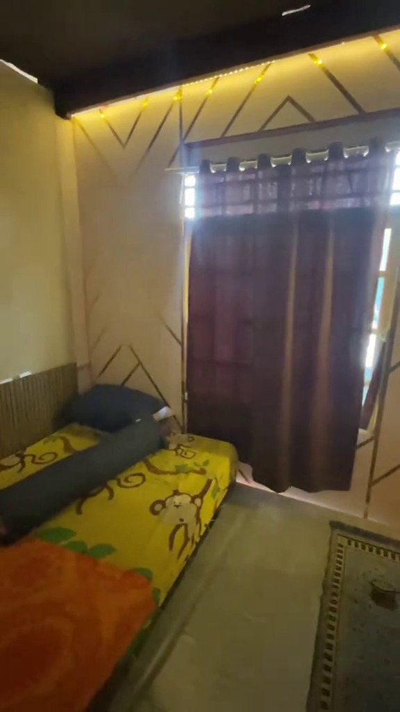 Dari luar cuma tampak rumah papan, 7 potret desain kamar ini ternyata estetik, dipuji mewah