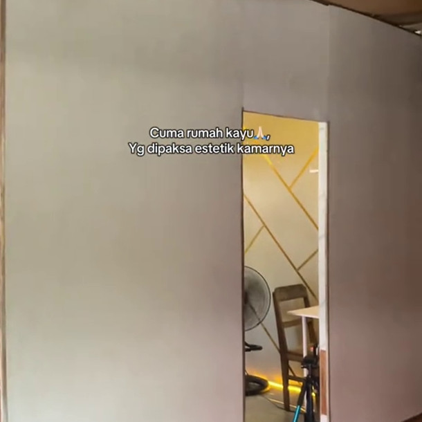 Dari luar cuma tampak rumah papan, 7 potret desain kamar ini ternyata estetik, dipuji mewah