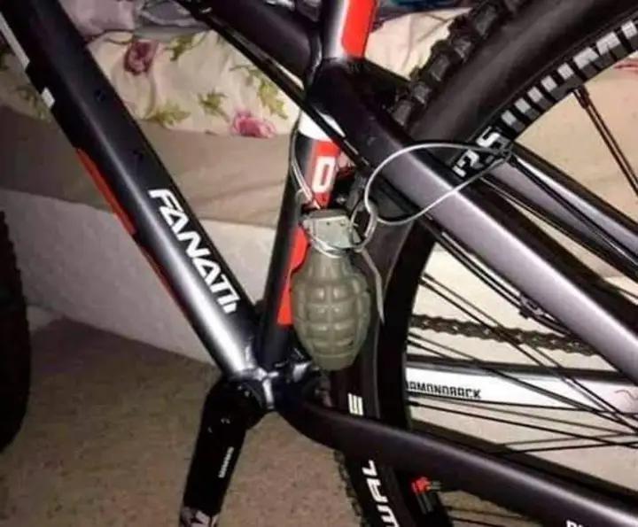 11 Potret sepeda dengan barang nyeleneh, lihat yang bawa termos air pasti geleng kepala