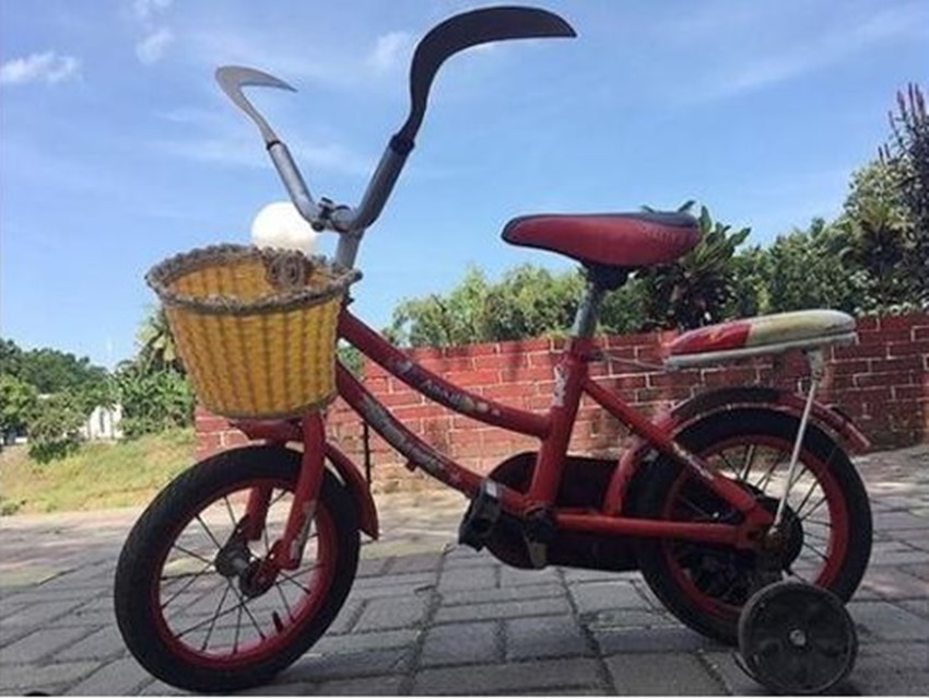 11 Potret sepeda dengan barang nyeleneh, lihat yang bawa termos air pasti geleng kepala