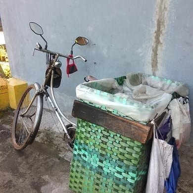 11 Potret sepeda dengan barang nyeleneh, lihat yang bawa termos air pasti geleng kepala