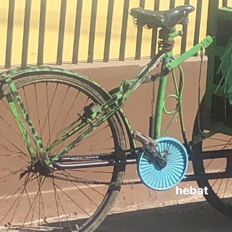 11 Potret sepeda dengan barang nyeleneh, lihat yang bawa termos air pasti geleng kepala