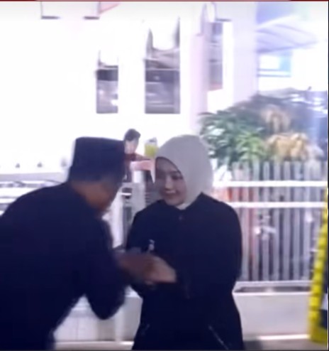 Berduka di tengah perceraiannya, 9 potret ketegaran Atalia Praratya layat sang kakak