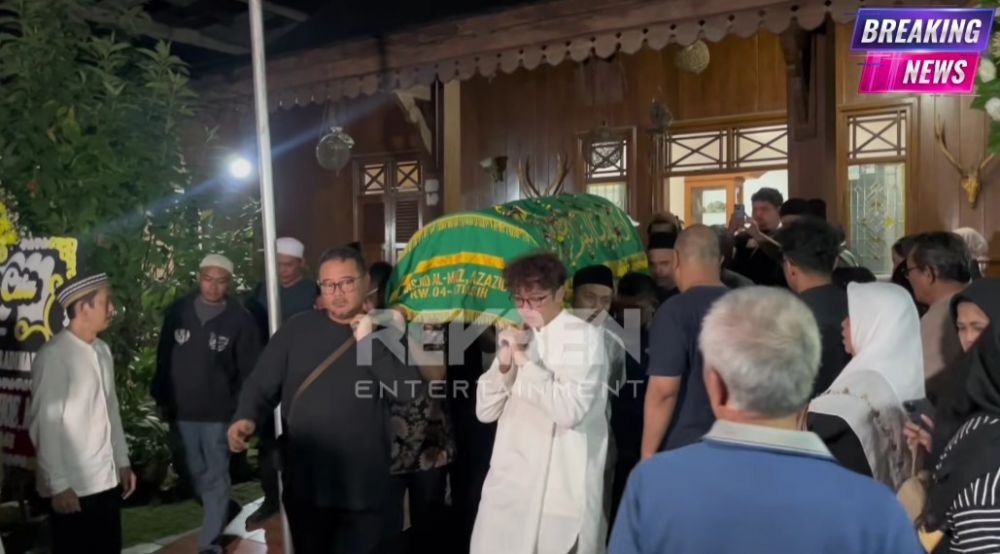 Berduka di tengah perceraiannya, 9 potret ketegaran Atalia Praratya layat sang kakak