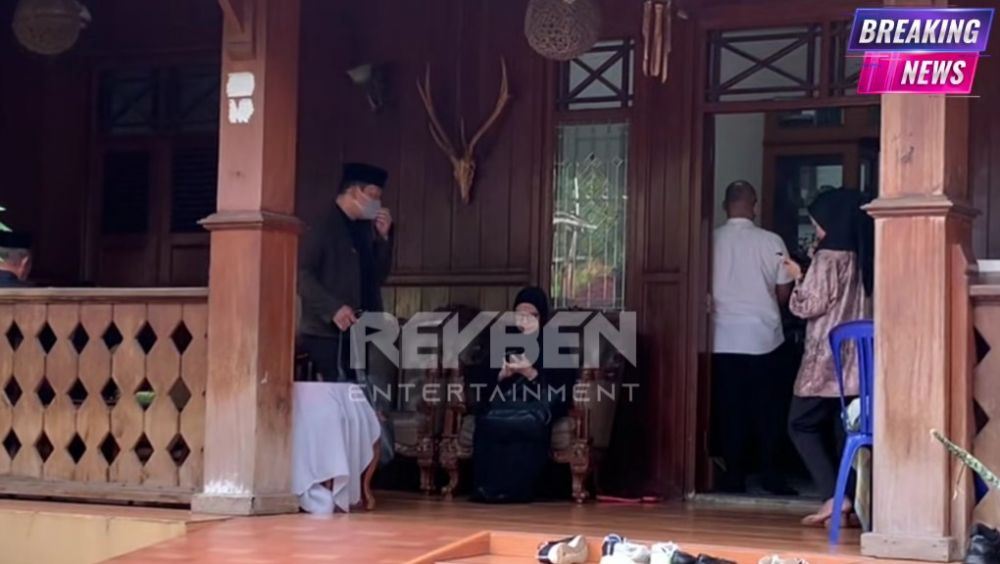 Berduka di tengah perceraiannya, 9 potret ketegaran Atalia Praratya layat sang kakak