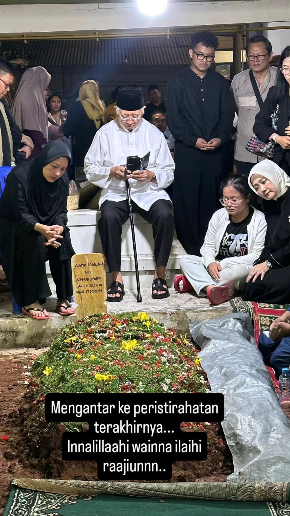 Berduka di tengah perceraiannya, 9 potret ketegaran Atalia Praratya layat sang kakak